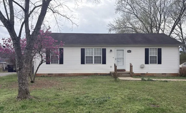 a front view of house with yard