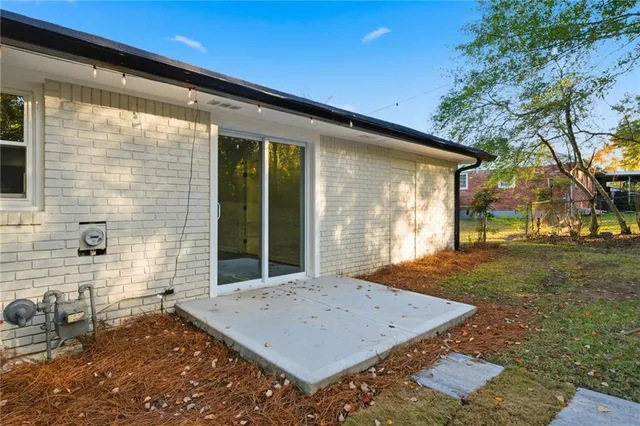 a view of a house with backyard and sitting area
