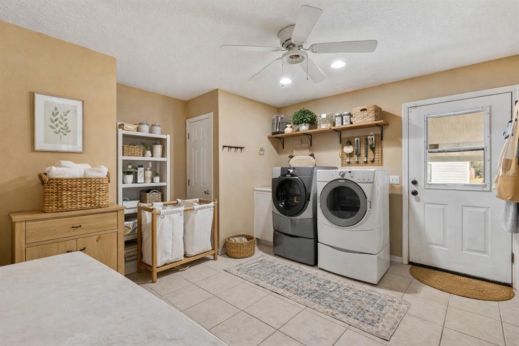 9504 Fort King Road Dade City, FL 33525 - Photo 31 of 51 a view of a kitchen with washer and dryer
