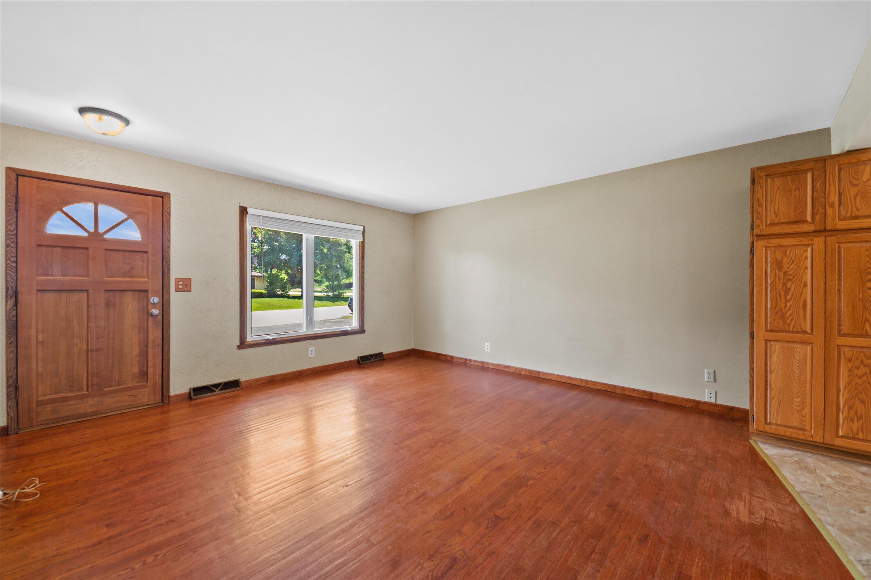 2510 Bittersweet Court Caledonia, WI 53402 - Photo 3 of 29 20-DSC9859