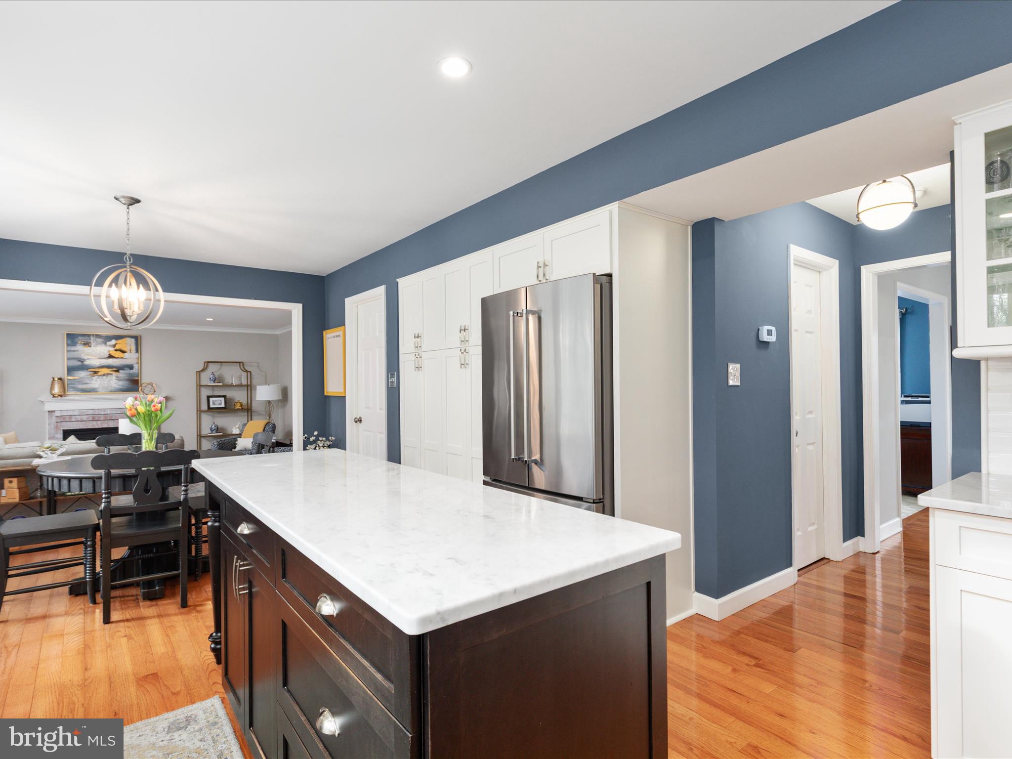 20299 Mustoe Place Ashburn, VA 20147 - Photo 13 of 45 a kitchen with a table and chairs