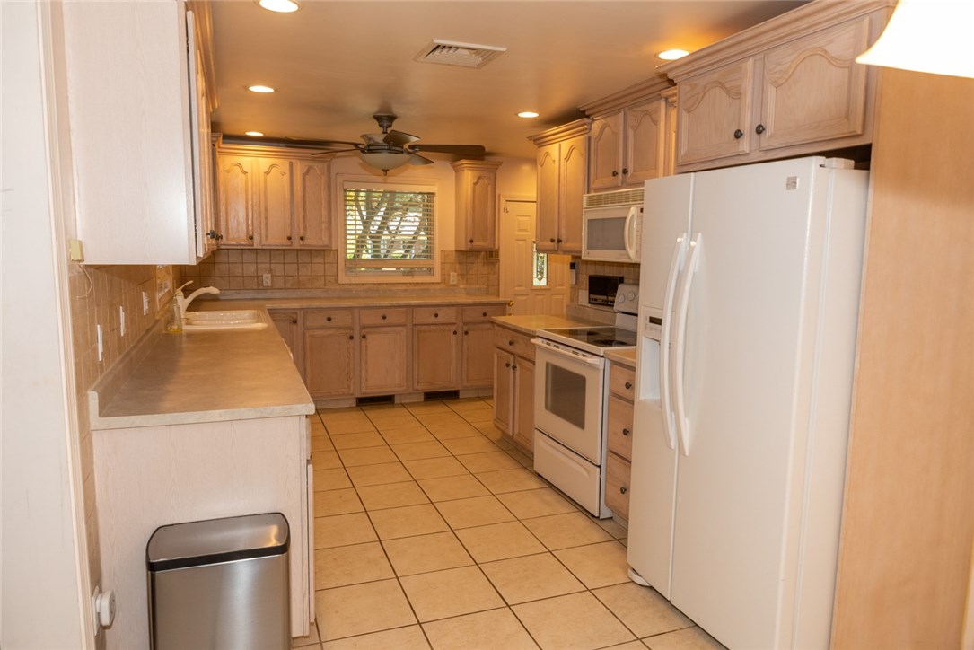 34 Hamden Road Cranston, RI 02920 - Photo 7 of 40 Gallery Image 7