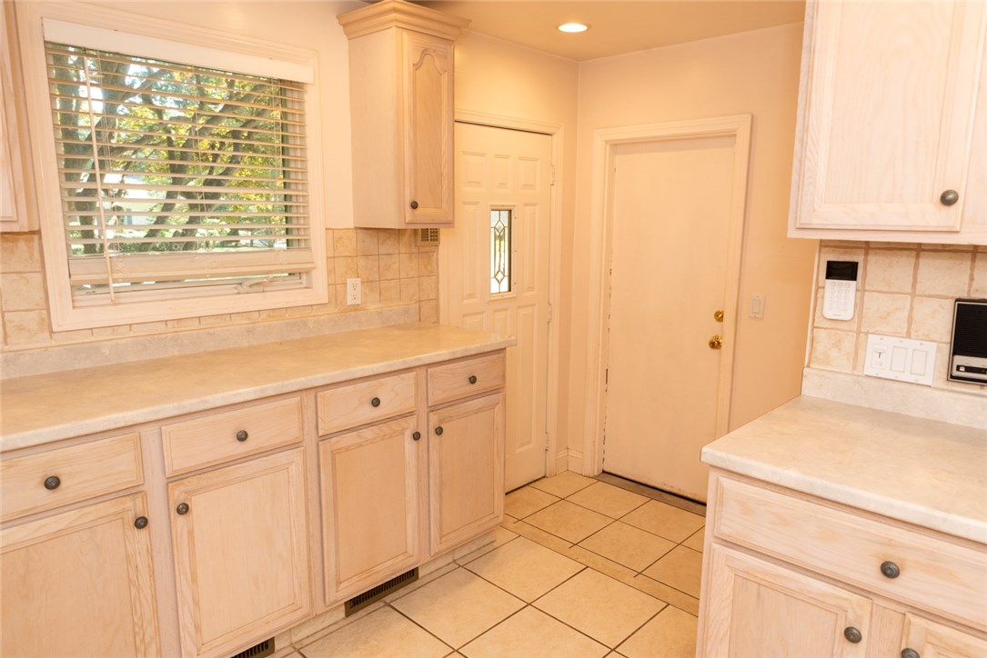 34 Hamden Road Cranston, RI 02920 - Photo 8 of 40 Gallery Image 8