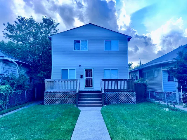 a view of a house with a yard