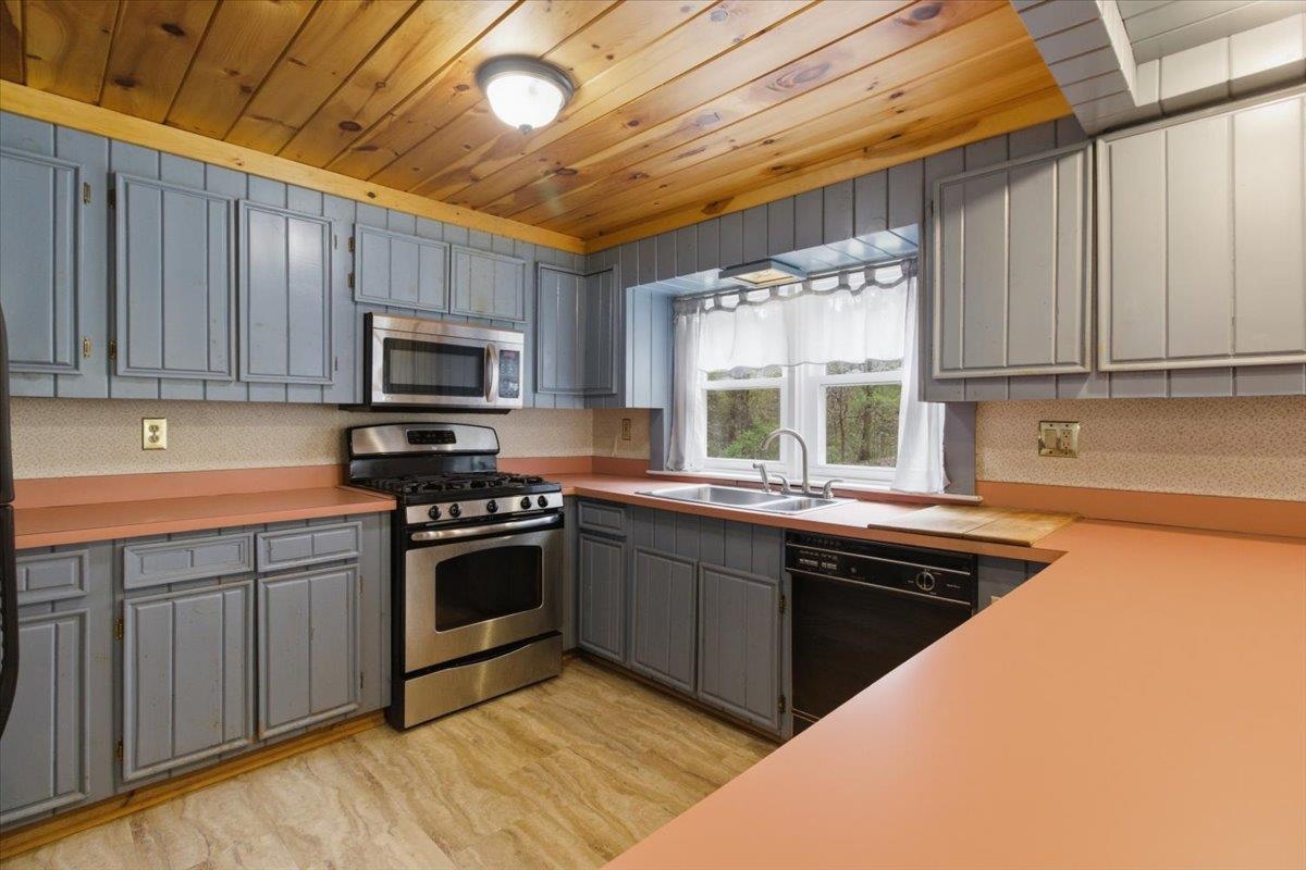 886 Hidden Valley Road Shaftsbury, VT 05262 - Photo 13 of 45
