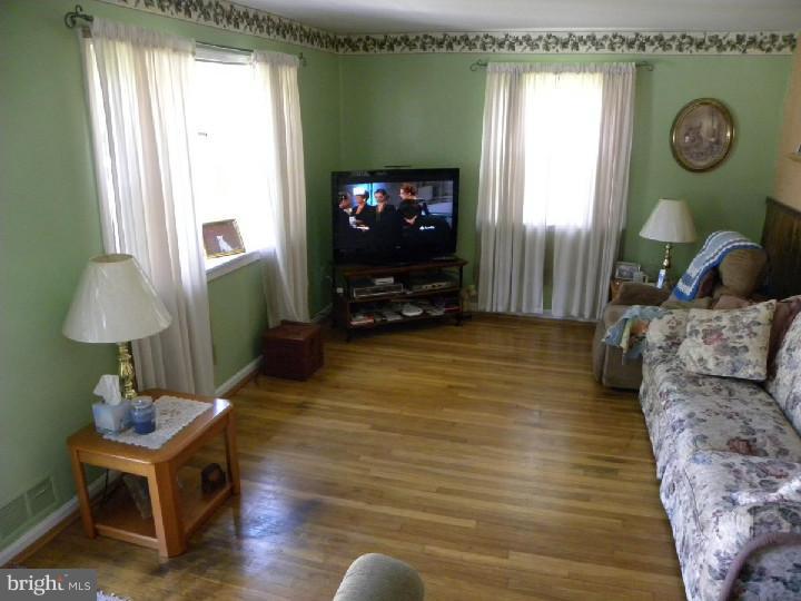 887 B Concord Road Aston, PA 19014 - Photo 14 of 25 Living Room