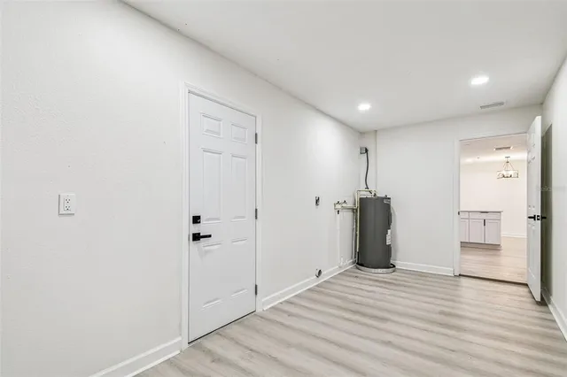 a view of entryway with garden