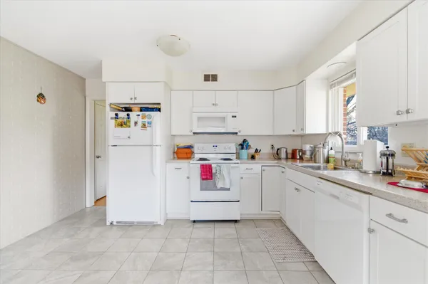 $3,400 | 2220 East Stadium Boulevard, Ann Arbor, MI 48104