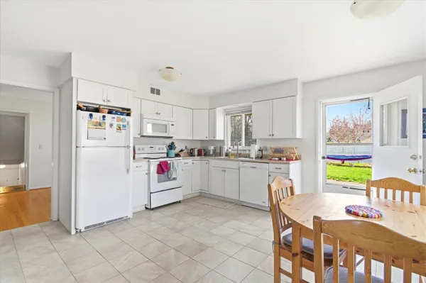 $3,400 | 2220 East Stadium Boulevard, Ann Arbor, MI 48104