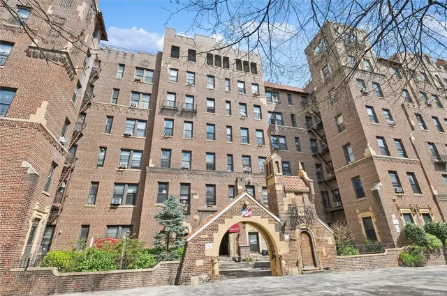 $250,000 | 37-21 80th Street, Unit 3M | Jackson Heights