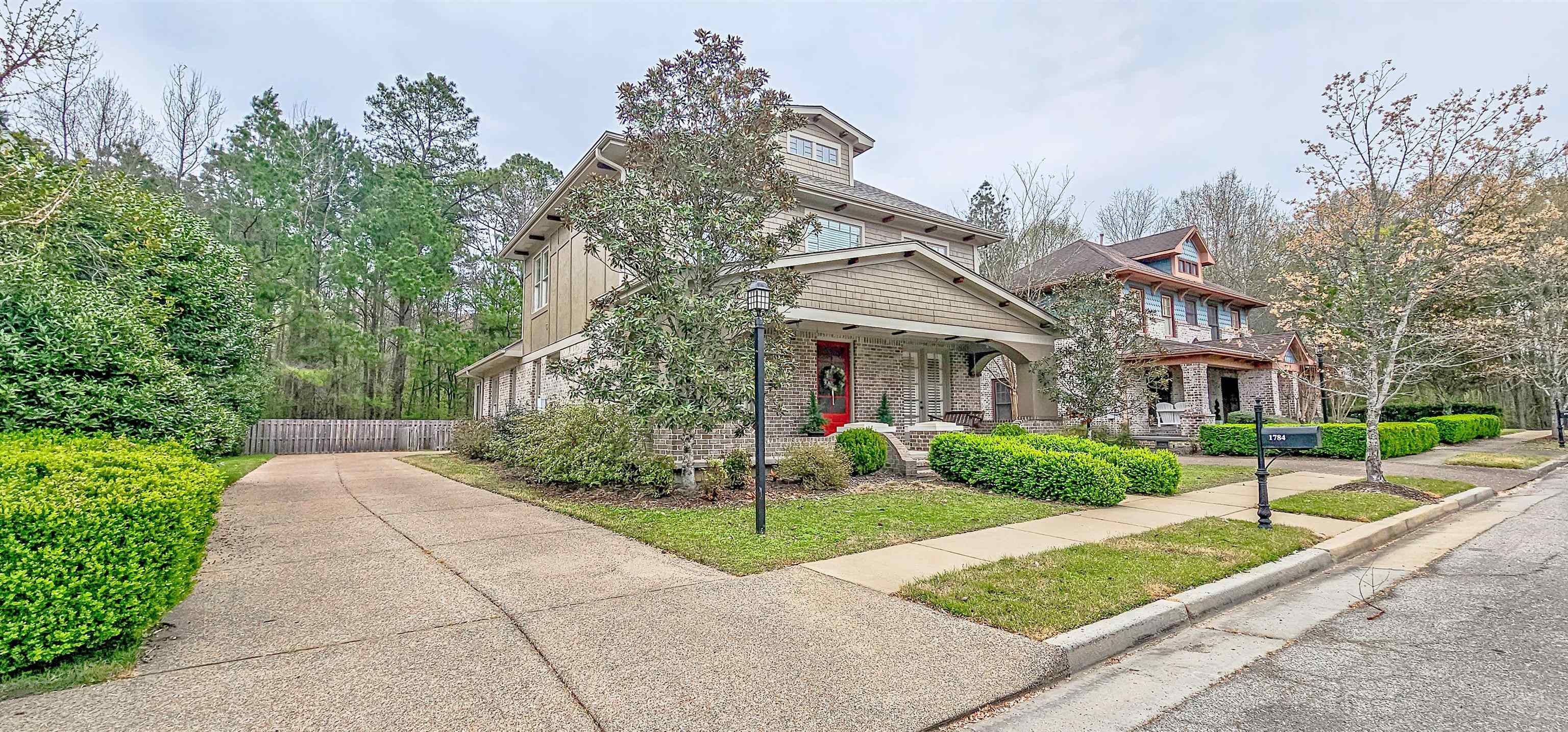 1784 Penshurst Drive Collierville, TN 38017 - Photo 2 of 40 a front view of house with yard and green space