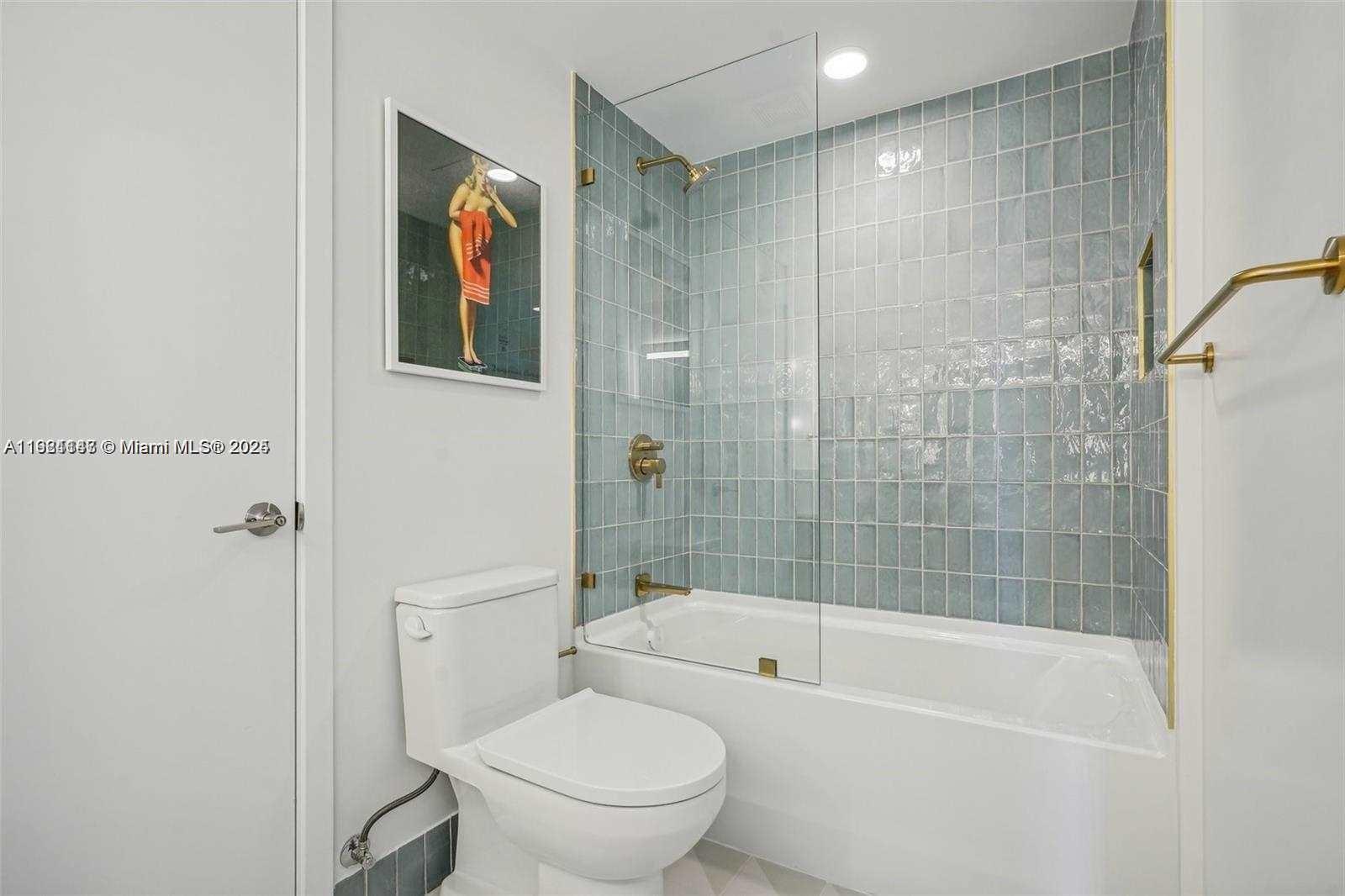 159 Northeast 6th Street, Unit 4114 Miami, FL 33132 - Photo 8 of 38 a bathroom with a toilet and a bathtub