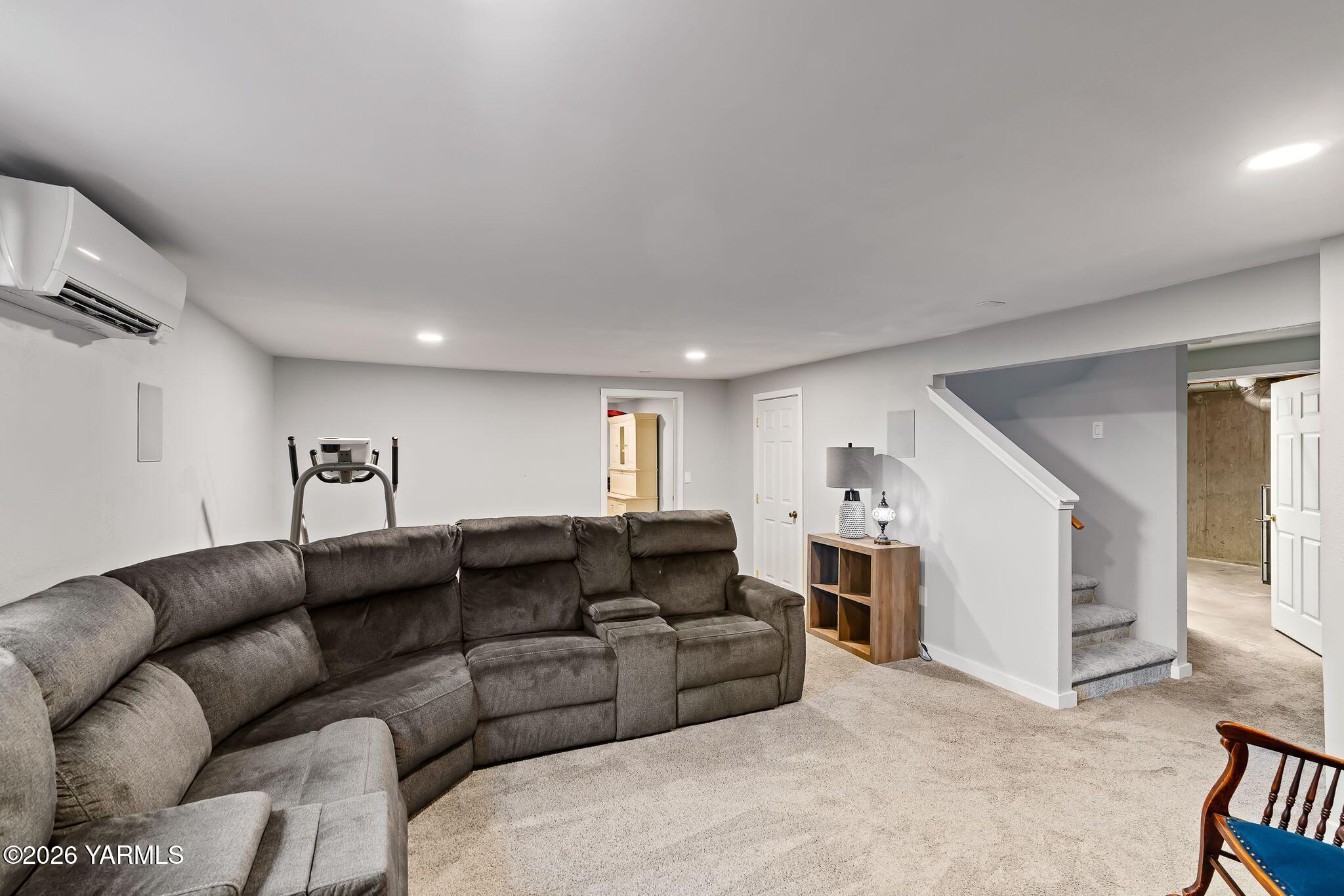 2550 Kays Road Wapato, WA 98951 - Photo 29 of 52 a living room with furniture and a window