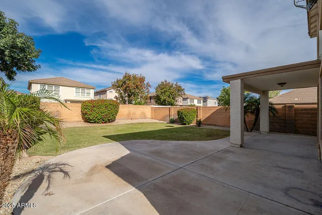 a view of a back yard of the house