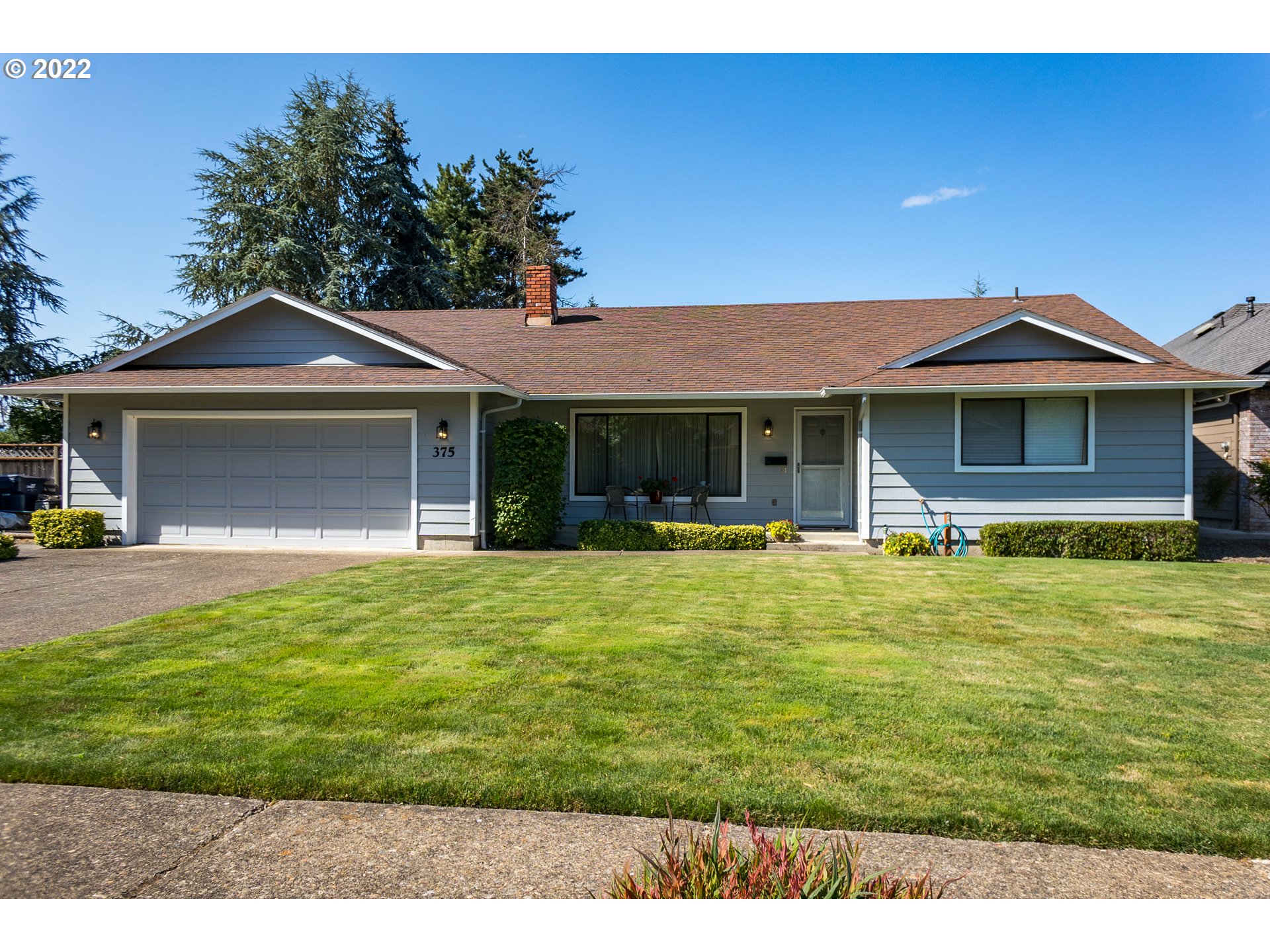 375 72nd Place Springfield, OR 97478 - Photo 1 of 32 a front view of a house with a garden