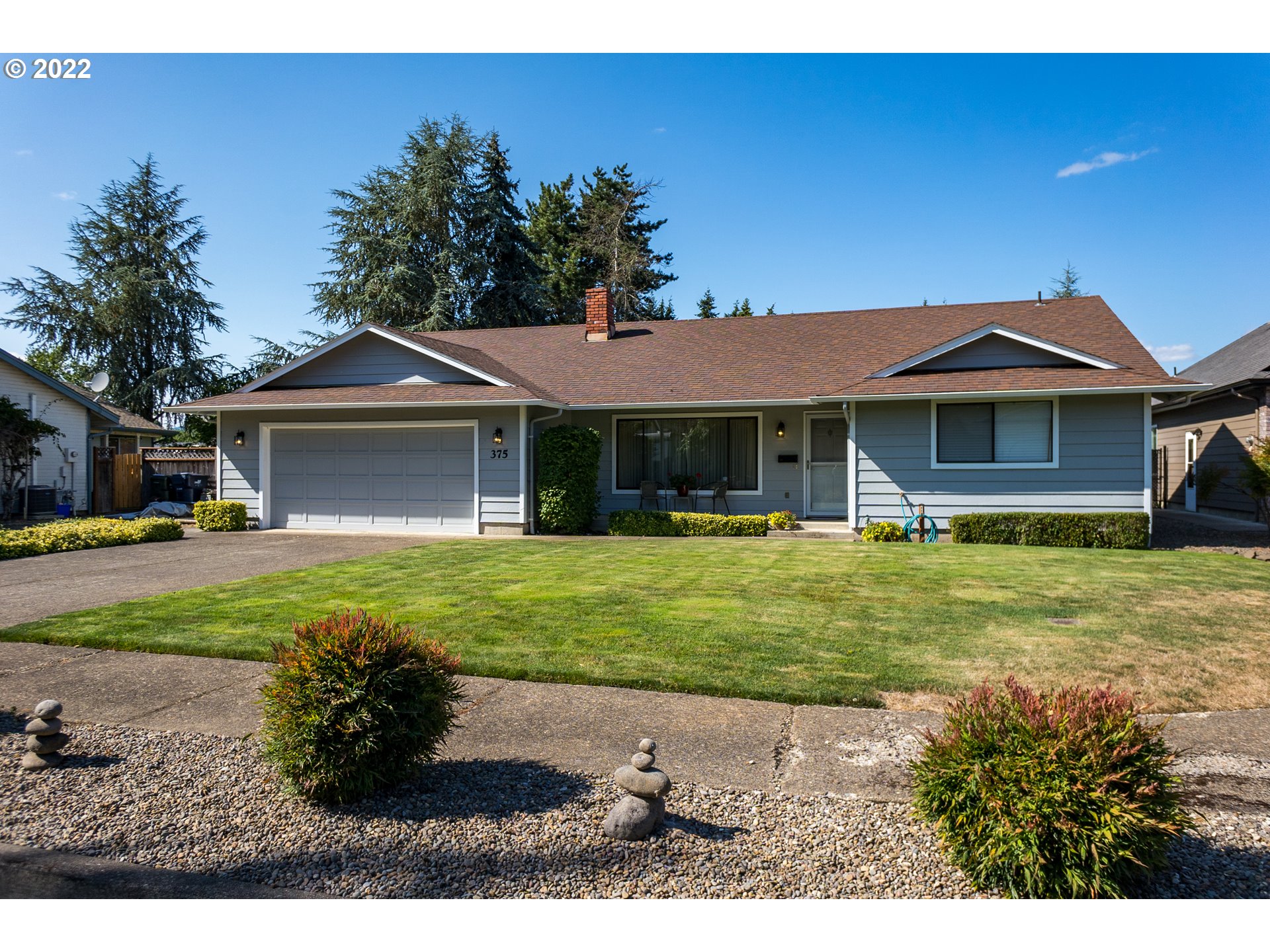 375 72nd Place Springfield, OR 97478 - Photo 2 of 32 a front view of a house with a garden
