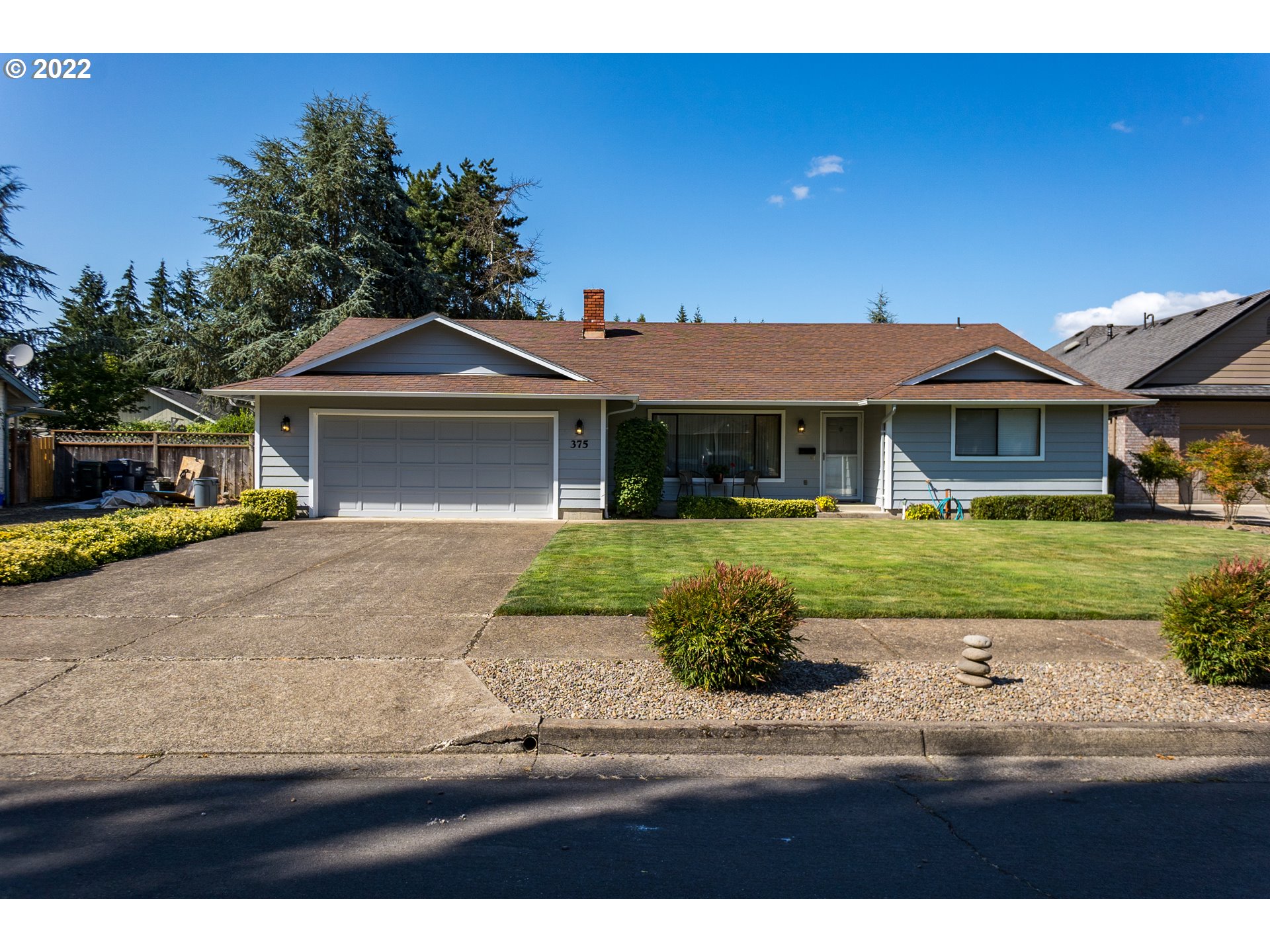 375 72nd Place Springfield, OR 97478 - Photo 4 of 32 a front view of a house with a yard
