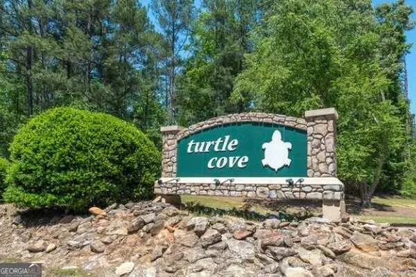 a sign that is sitting on a brick wall