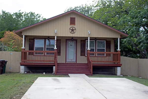 $299,000 | 633 South Commerce Street, Lockhart, TX 78644