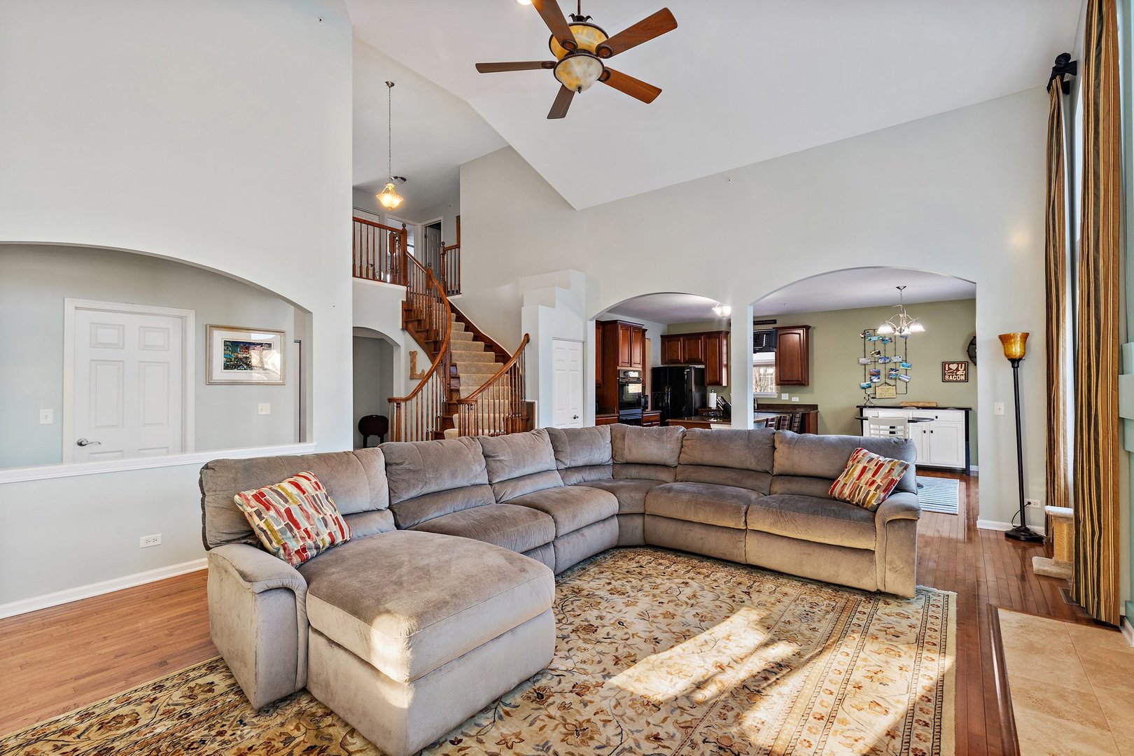 5617 Red Oak Drive Hoffman Estates, IL 60192 - Photo 8 of 30 a living room with furniture