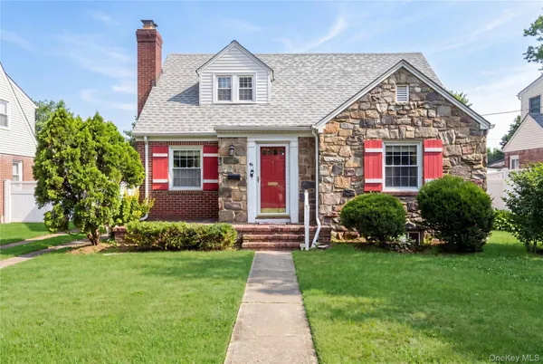 $599,999 | 637 Stratford Road, Baldwin, NY 11510