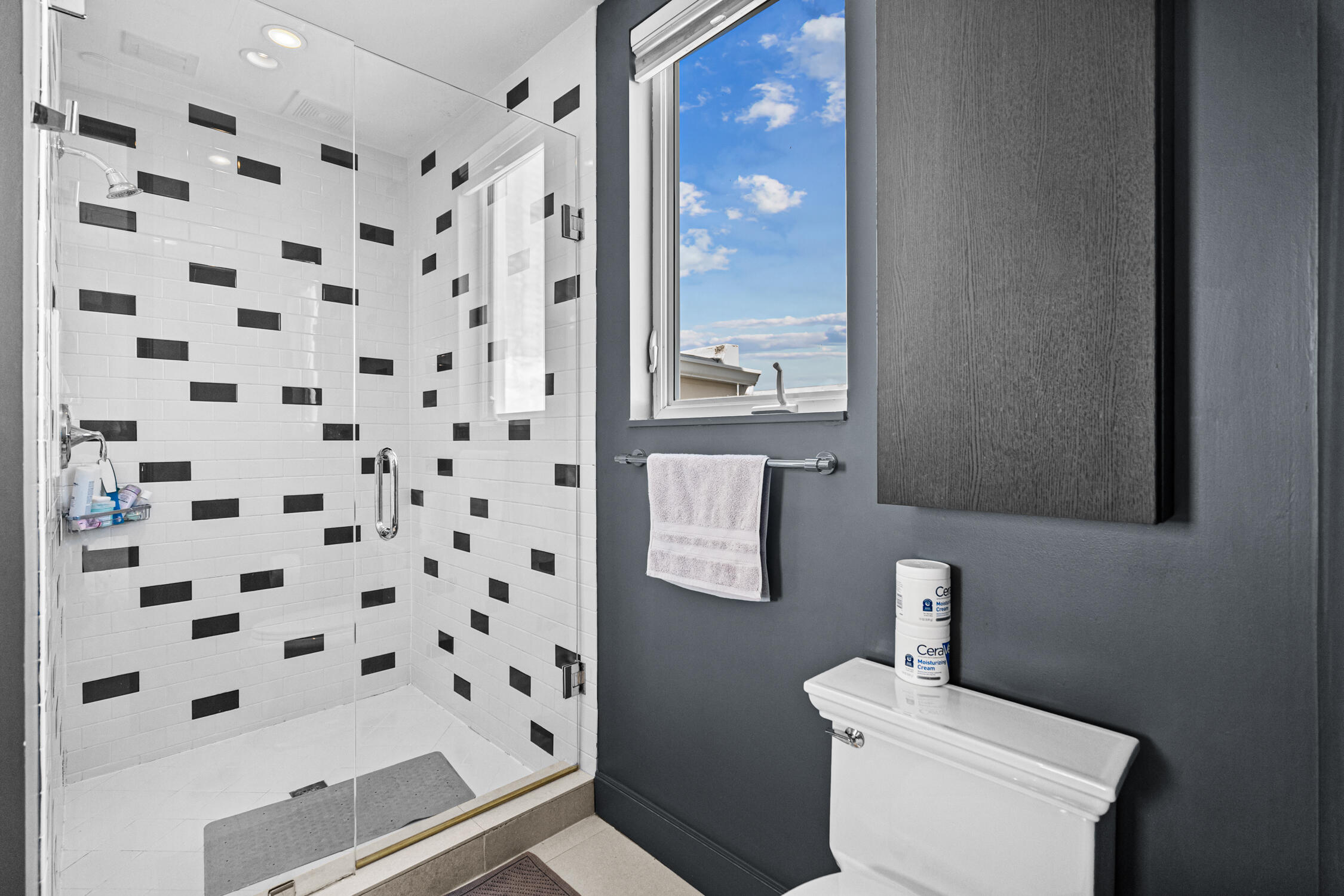 111 Southeast 2nd Street, Unit 401 Delray Beach, FL 33444 - Photo 7 of 38 a bathroom with a shower curtain