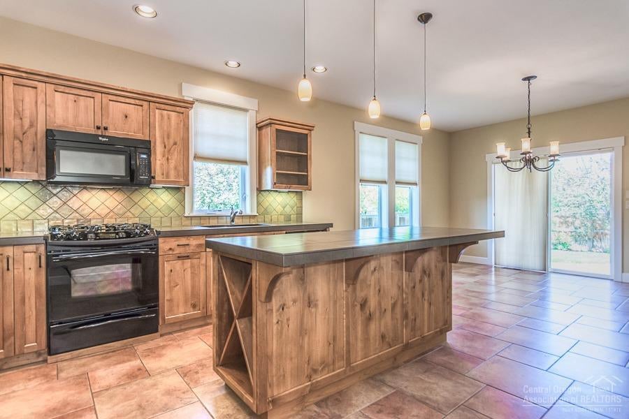 835 Northwest Rimrock Drive Redmond, OR 97756 - Photo 6 of 23 Additional Photo