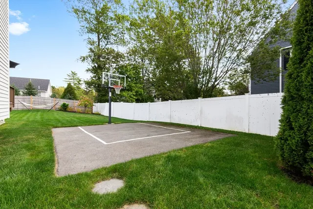 a view of a backyard