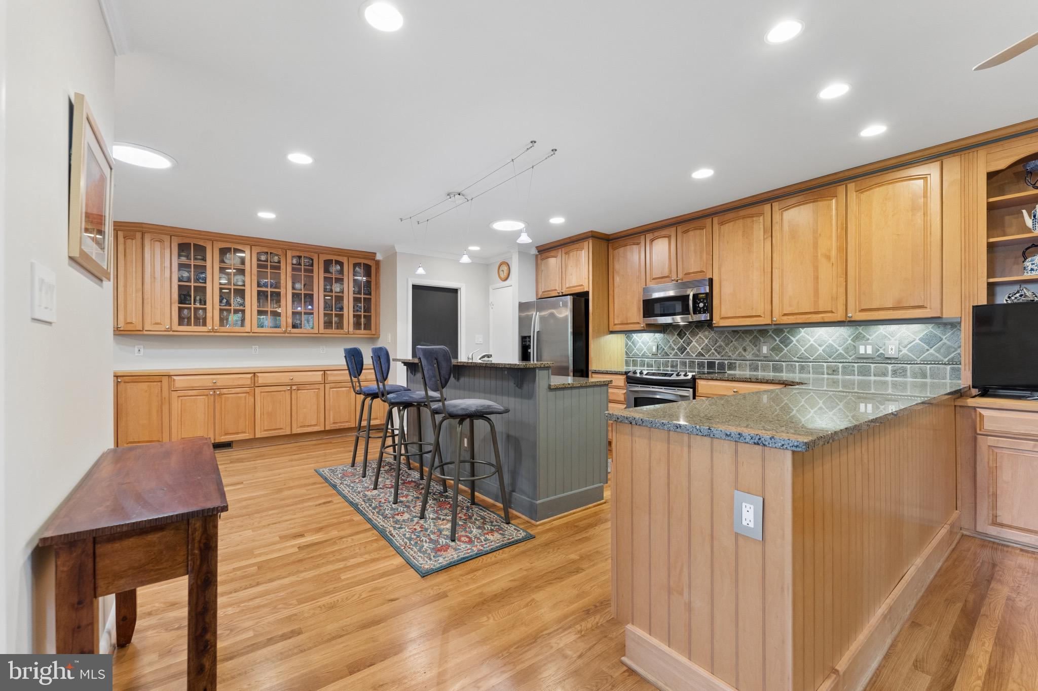 1806 Birch Road McLean, VA 22101 - Photo 18 of 61 Kitchen & Butler's pantry w/ extra counter space