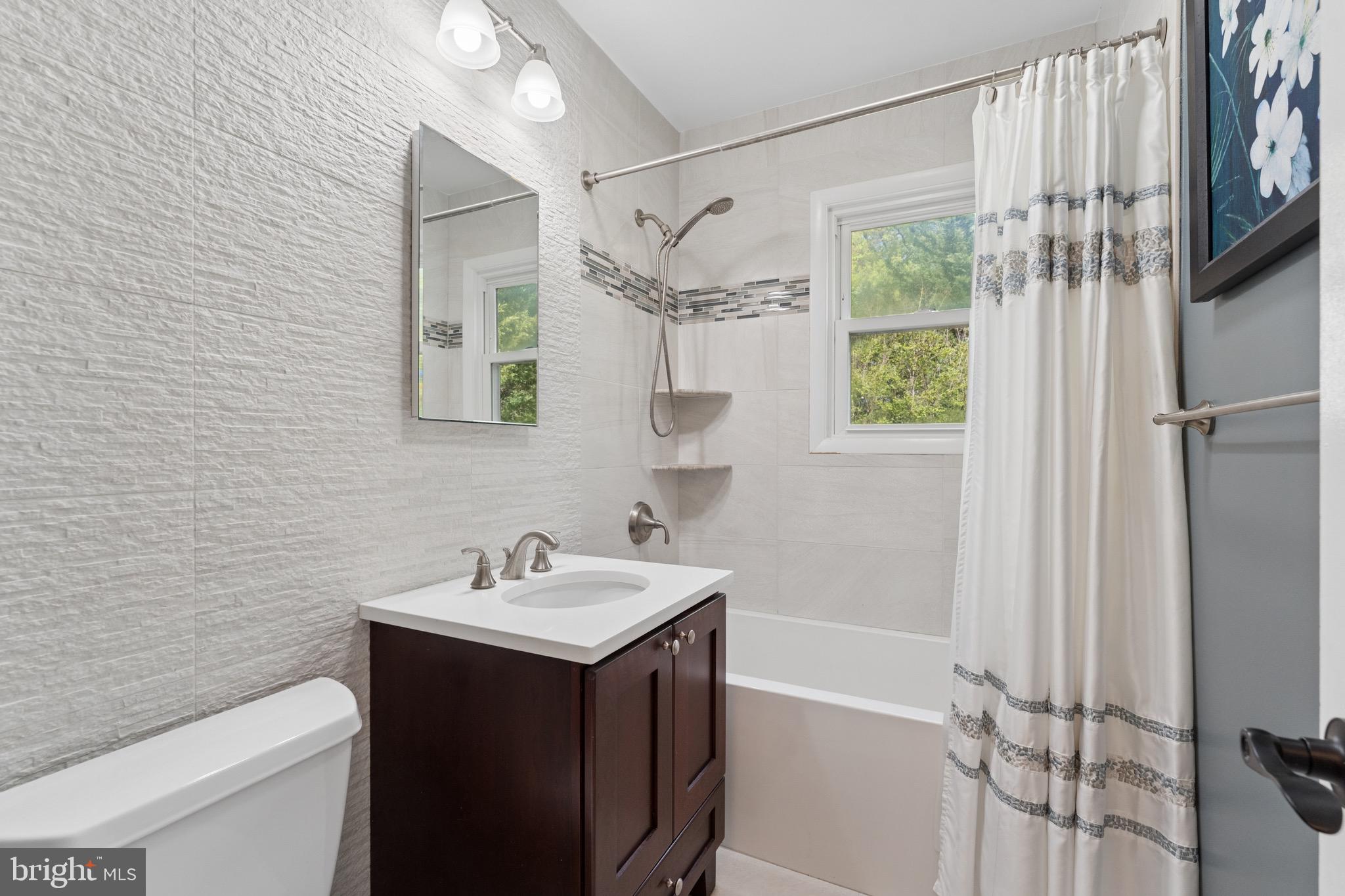 1806 Birch Road McLean, VA 22101 - Photo 31 of 61 Main level shared full bathrooom