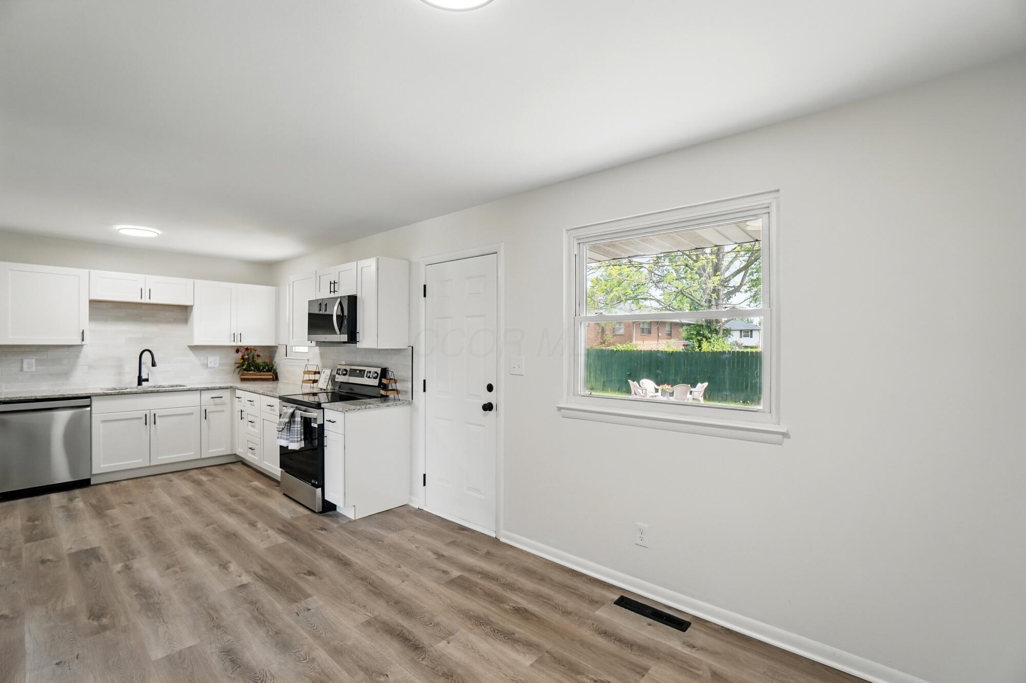 273 East Alcott Road Columbus, OH 43207 - Photo 15 of 36 Open Eating Area
