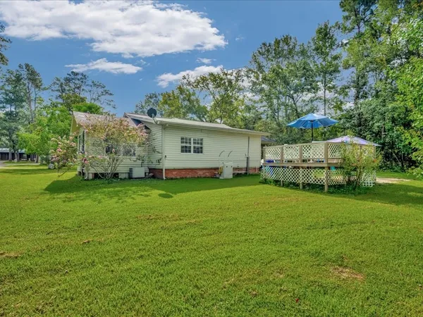a view of a house with backyard and garden
