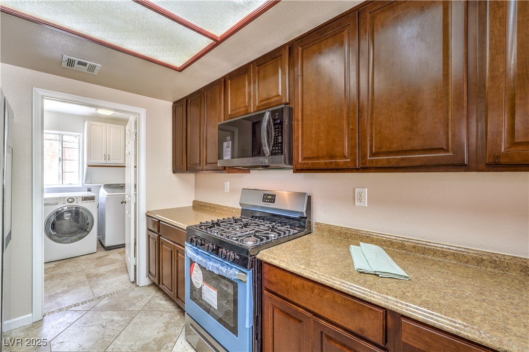 337 Seine Way Henderson, NV 89014 - Photo 7 of 29 Corian Counter Tops