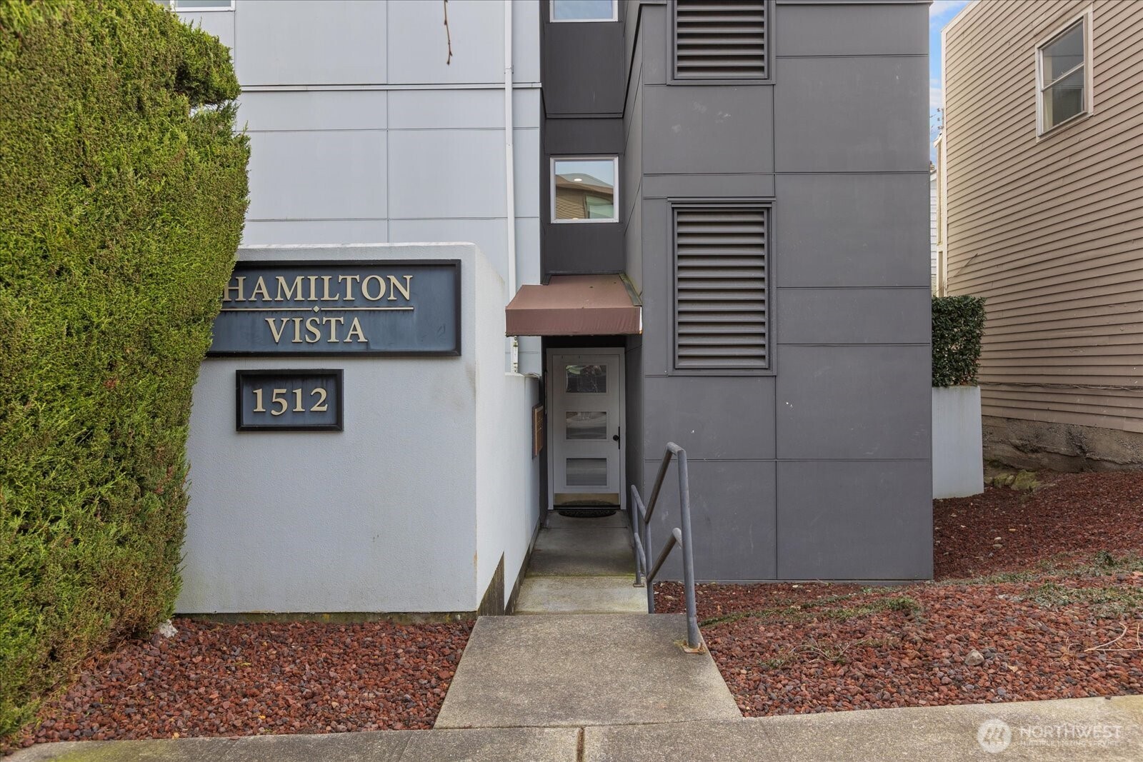 a view of a car garage of the house