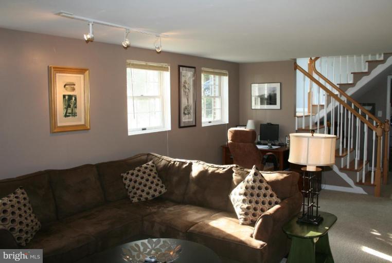 6620 Lewis Road Baldwin, MD 21013 - Photo 2 of 15 a living room with furniture flowerpot and a window