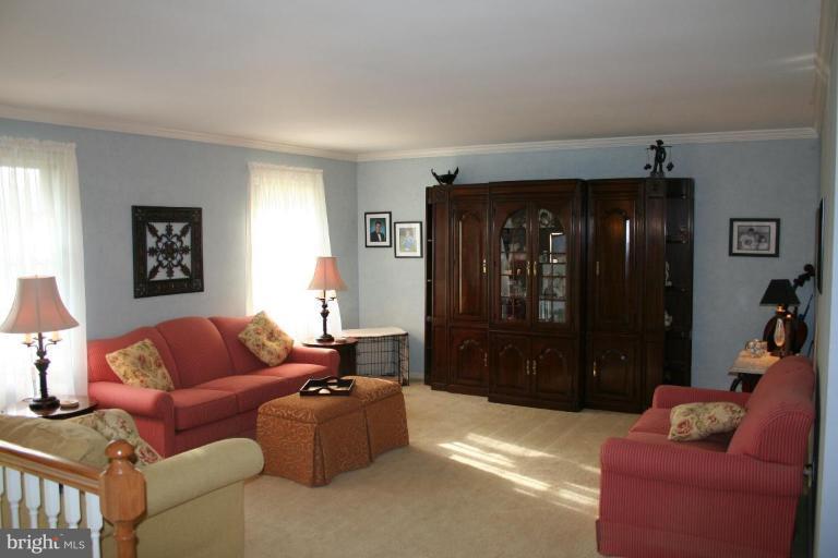 6620 Lewis Road Baldwin, MD 21013 - Photo 3 of 15 a living room with furniture and a closet