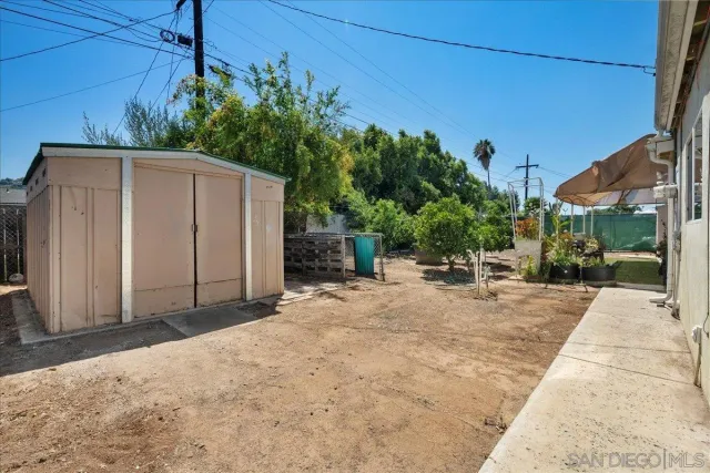 a view of a backyard