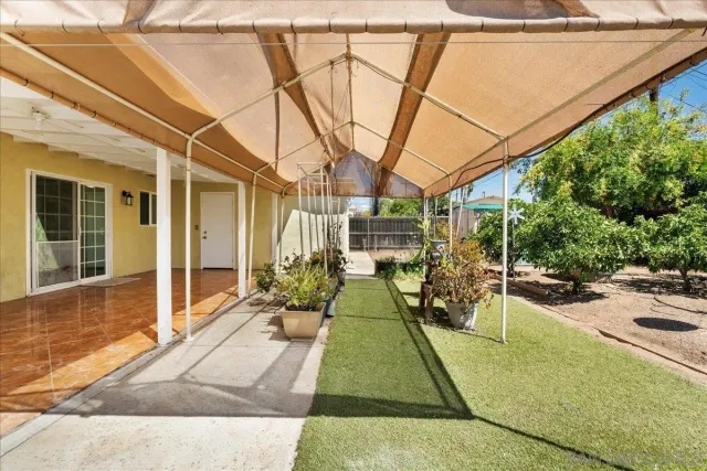 a view of a house with backyard and porch