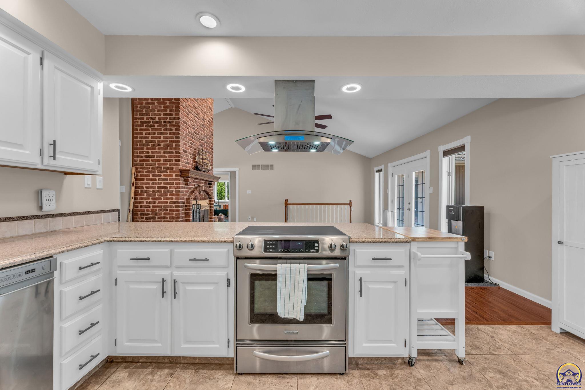 3725 Southwest Kings Forest Road Topeka, KS 66610 - Photo 19 of 52
