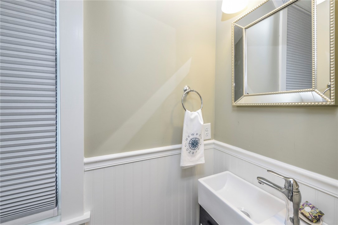 21 Bayview Avenue Newport, RI 02840 - Photo 11 of 12 Powder room