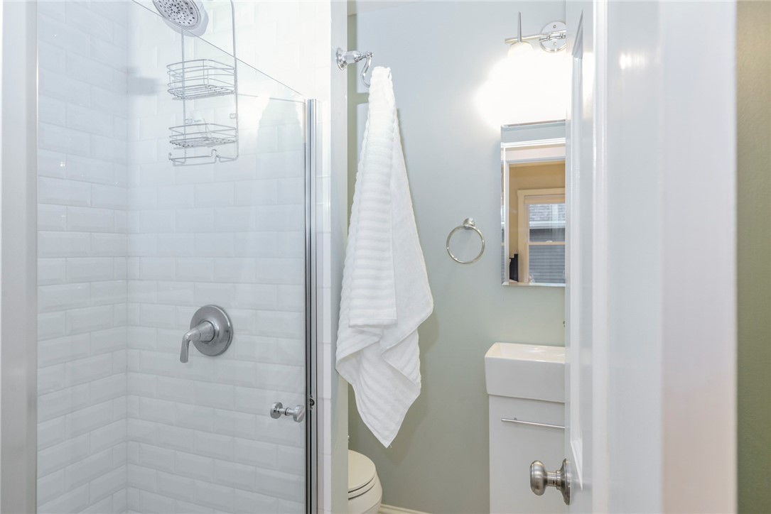 21 Bayview Avenue Newport, RI 02840 - Photo 12 of 12 Second floor bath