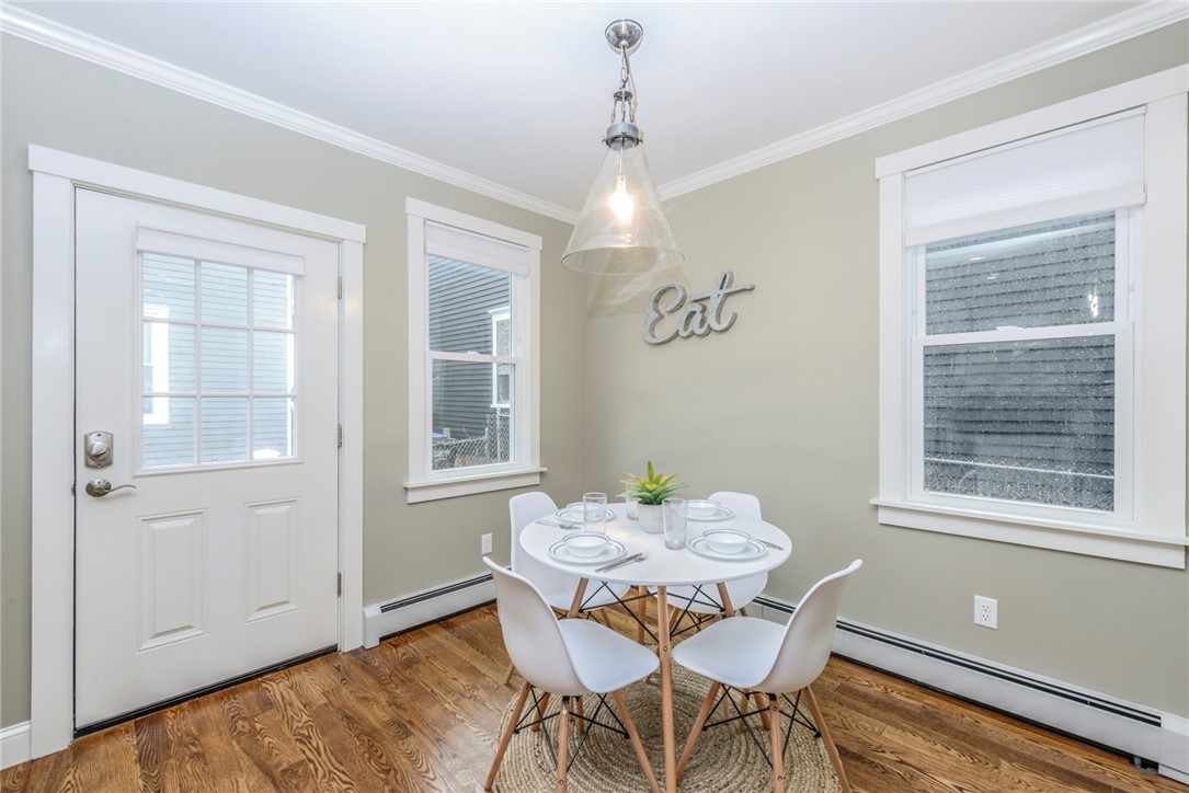 21 Bayview Avenue Newport, RI 02840 - Photo 4 of 12 Dining area