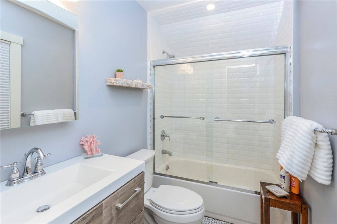 21 Bayview Avenue Newport, RI 02840 - Photo 7 of 12 Primary bath
