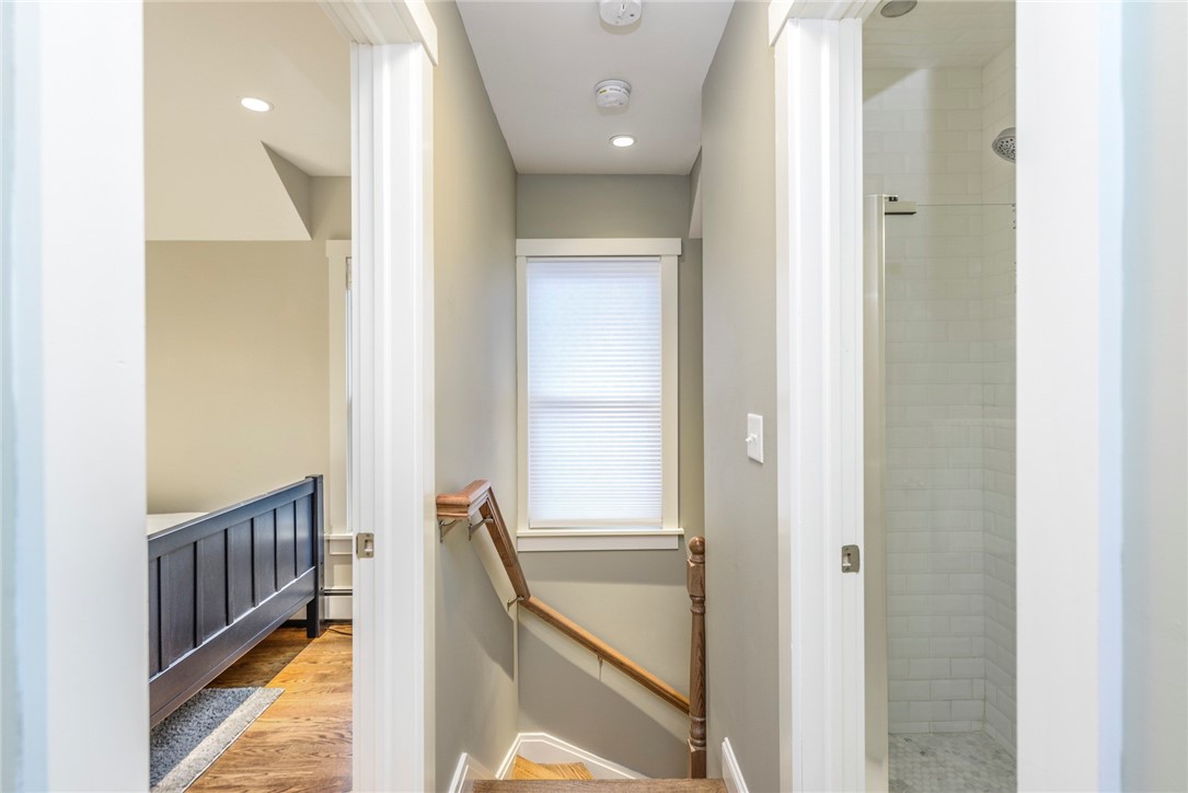 21 Bayview Avenue Newport, RI 02840 - Photo 10 of 12 Sec ond floor landing