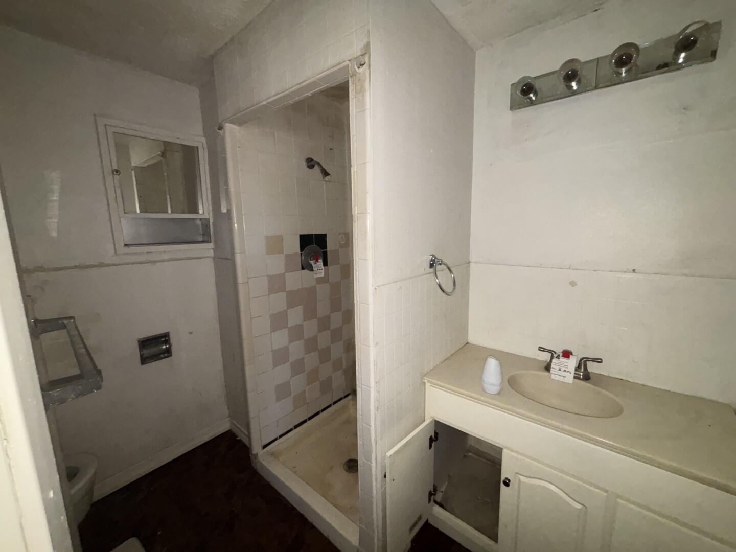 2513 Amherst Street Lubbock, TX 79415 - Photo 14 of 28 Bathroom 2