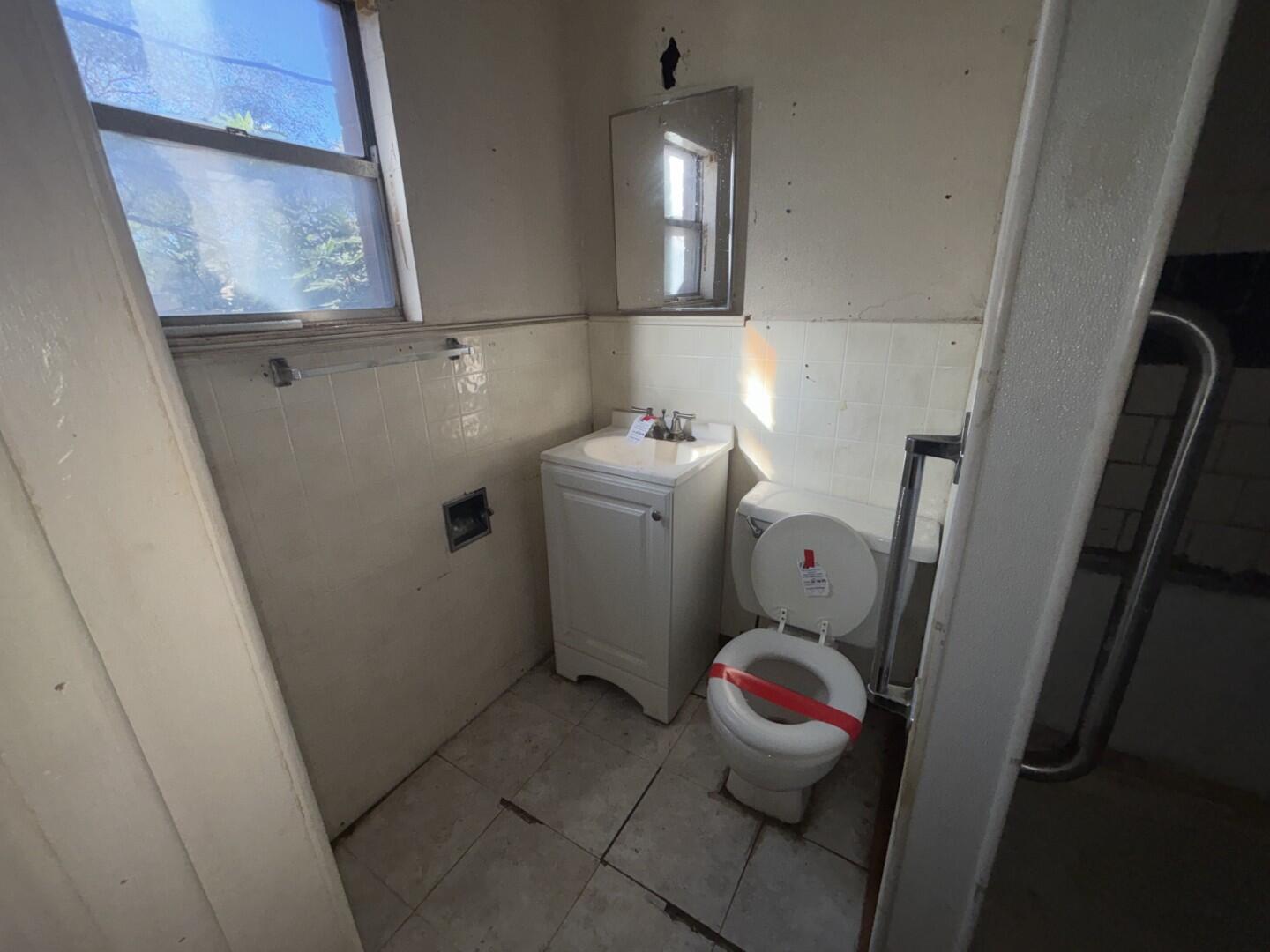 2513 Amherst Street Lubbock, TX 79415 - Photo 10 of 28 Bathroom 1a