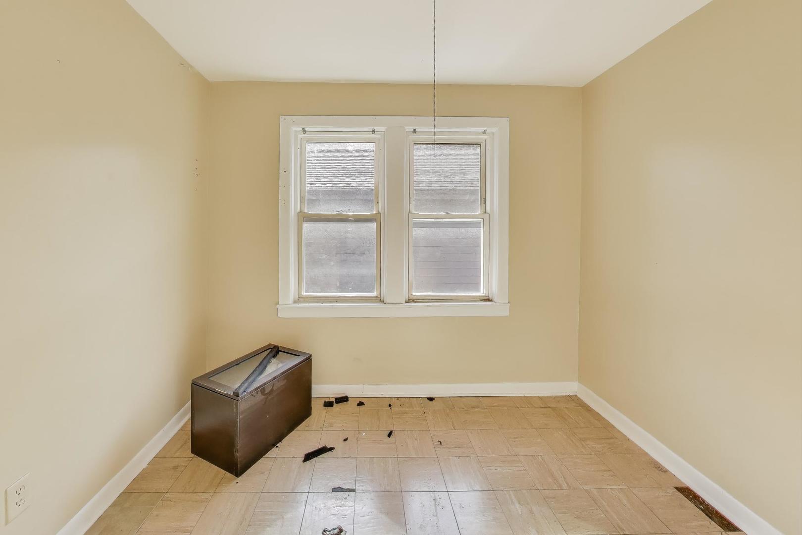 4322 North Monticello Avenue Chicago, IL 60618 - Photo 25 of 37 an empty room with a window
