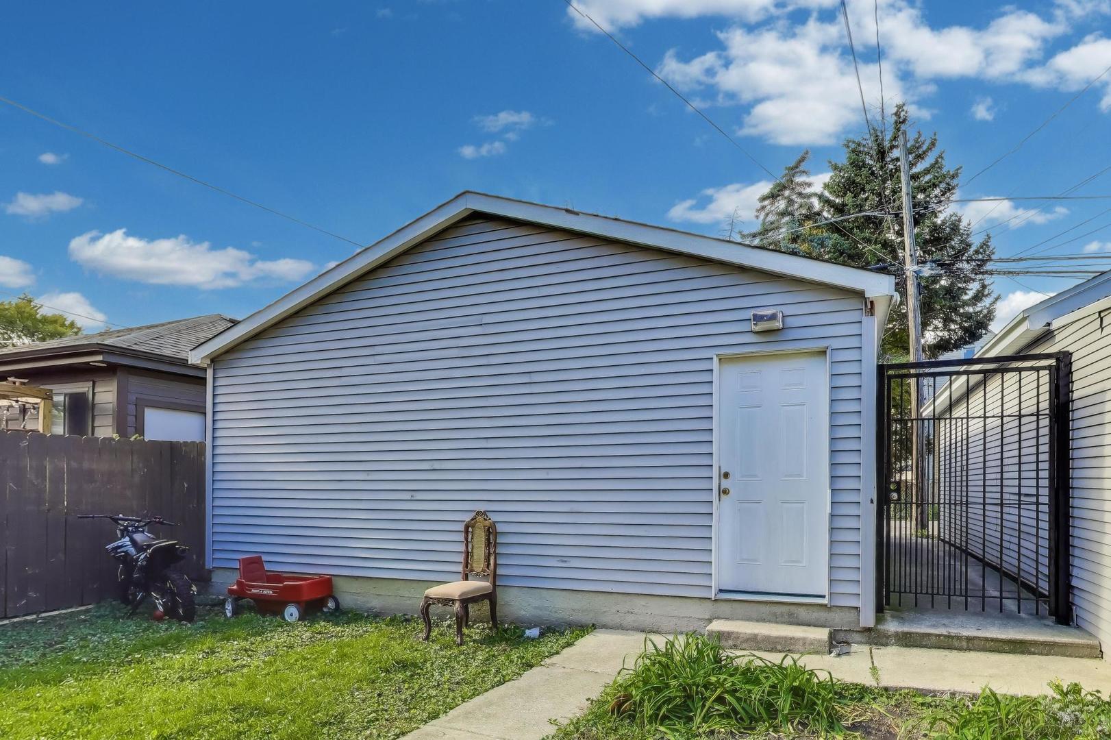 4322 North Monticello Avenue Chicago, IL 60618 - Photo 33 of 37 a front view of a house with garden