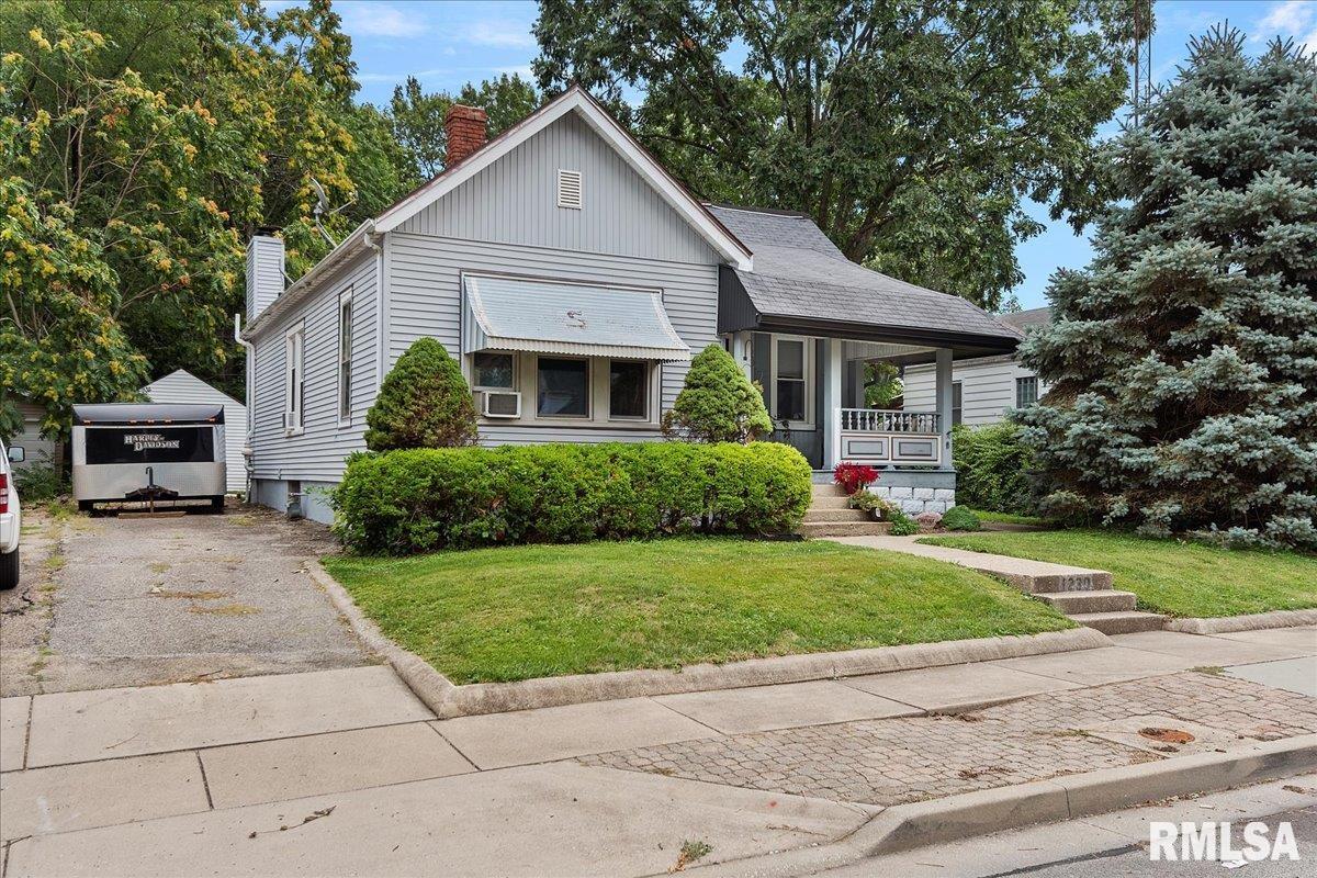 1230 Monument Avenue Springfield, IL 62702 - Photo 3 of 37