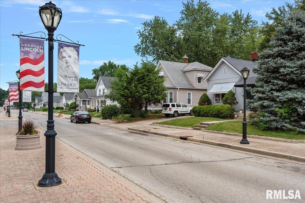 1230 Monument Avenue Springfield, IL 62702 - Photo 4 of 37